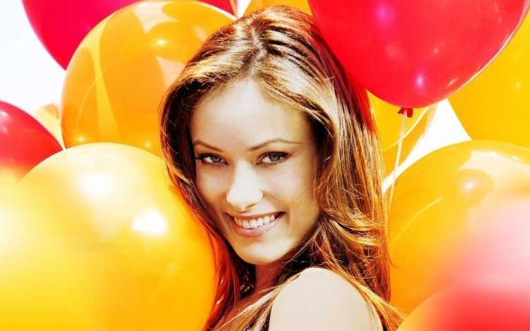 Красивая девушка с воздушными шарами