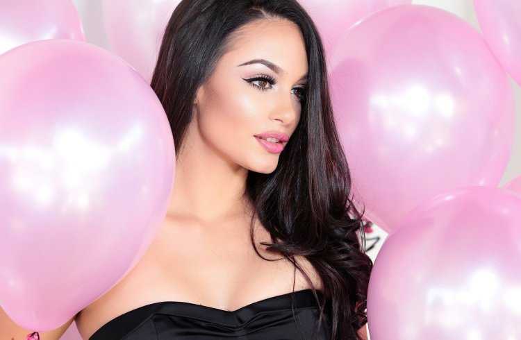 Брюнетка девушка с воздушными шарами49