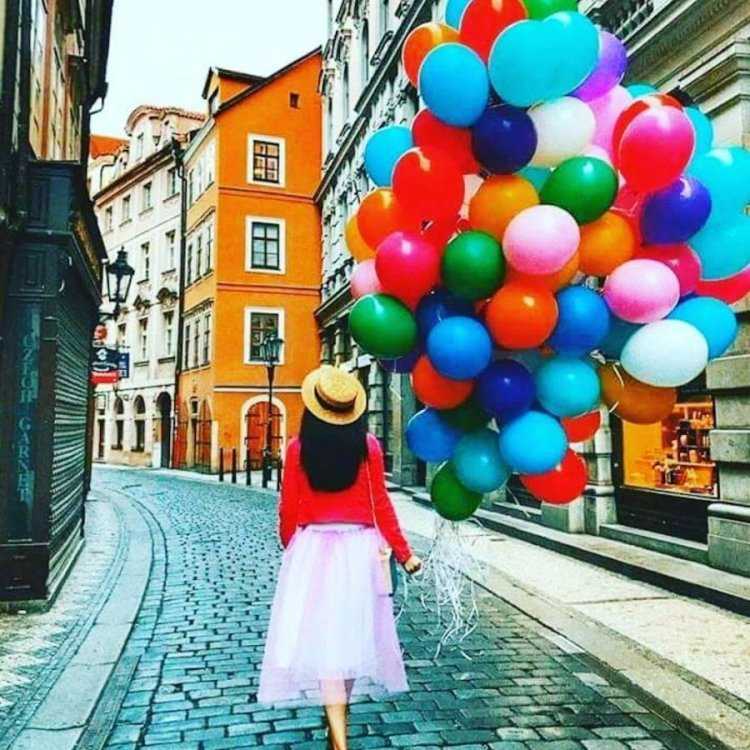 Девушки разноцветными фатами