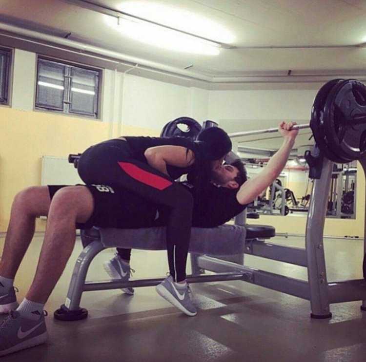 Парень и девушка в спортзале