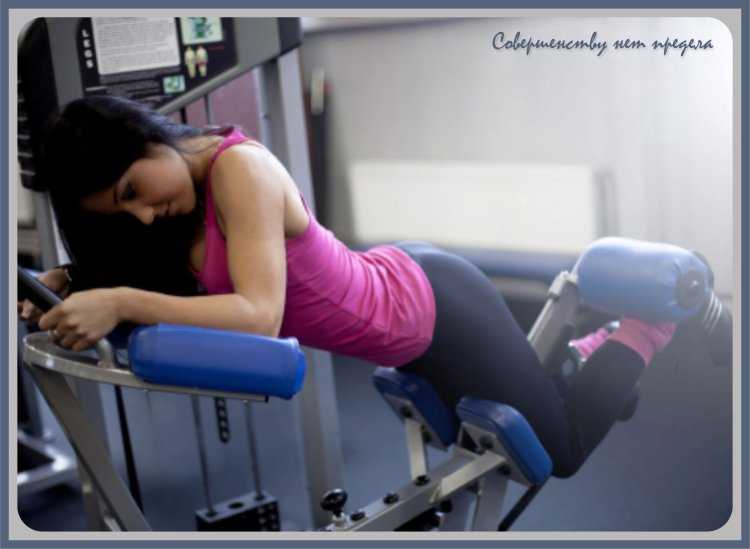 Брюнетка в тренажерном зале без лица