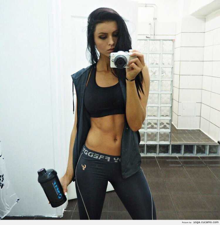 Красивые спортивные брюнетки