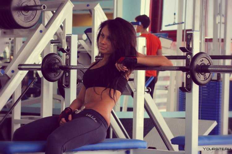 Девушка брюнетка в спортзале