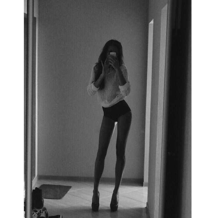 Худая девушка с темными волосами