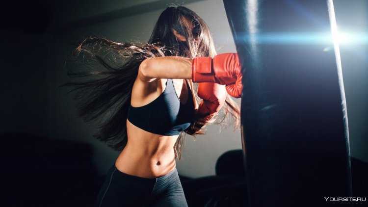 Девушка с боксерской грушей