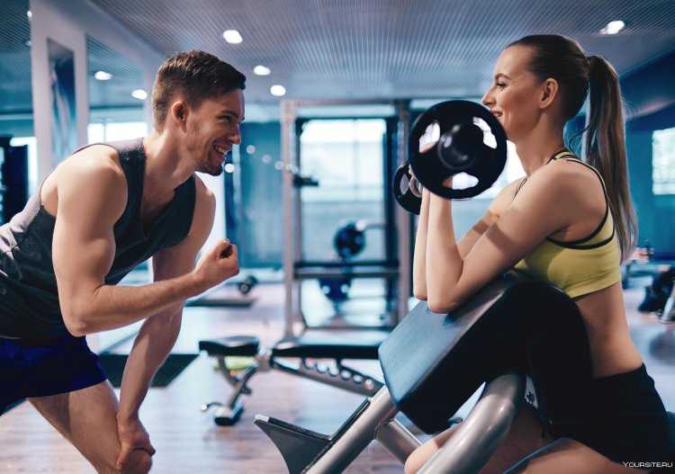 Тренер девушка в тренажерном зале