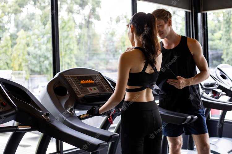 Брюнетка и тренер46