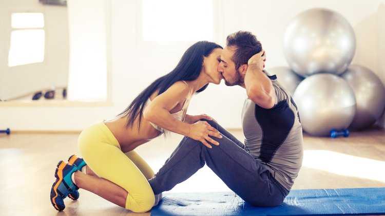 Парень и девушка занимаются