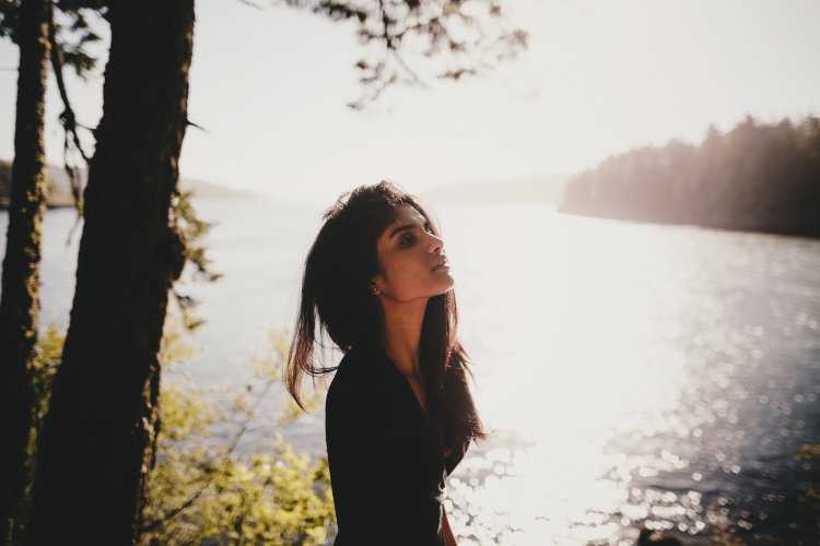 Брюнетка с боку