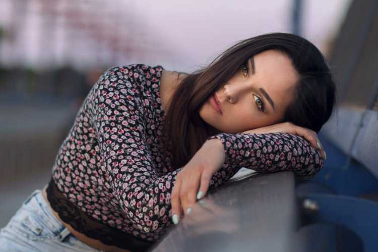 Темноволосая задумчивая девушка