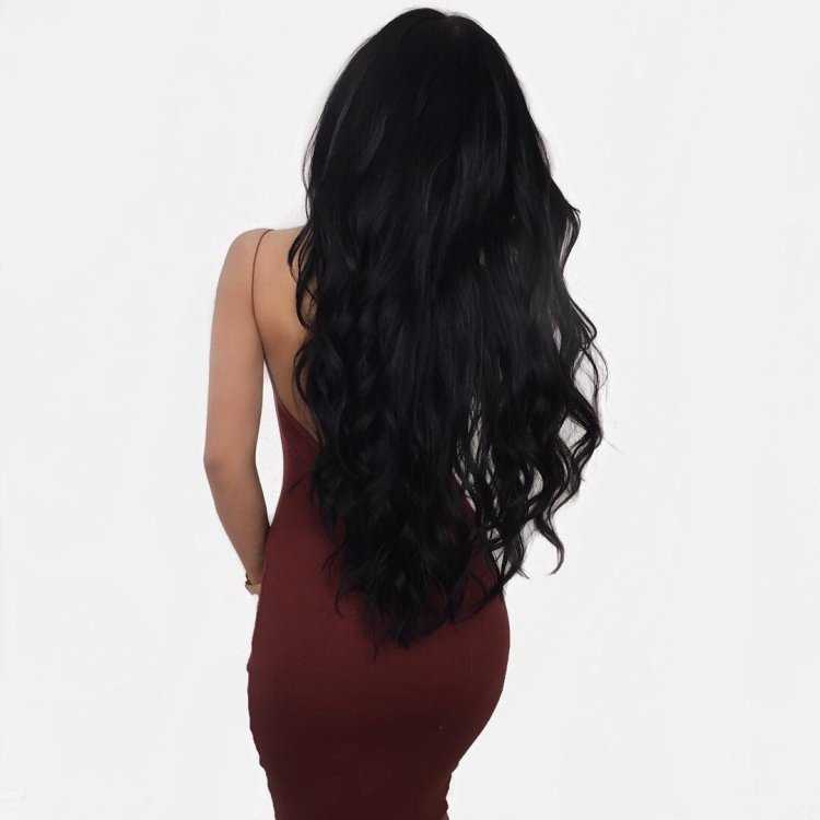 Девушка с длинными черными волосами со спины