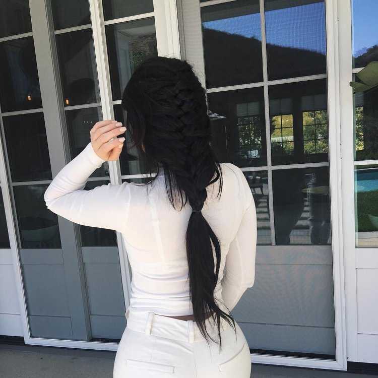 Кайли Дженнер с черными волосами со спины