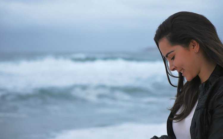 Красивая брюнетка в профиль