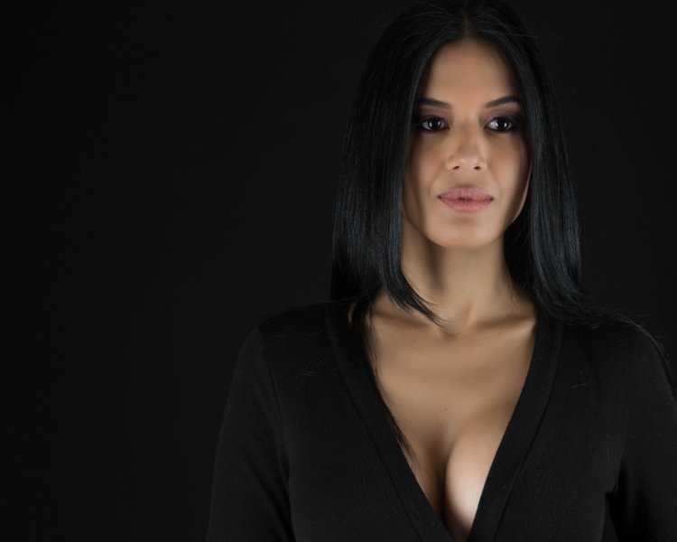 Брюнетка с красивым декольте