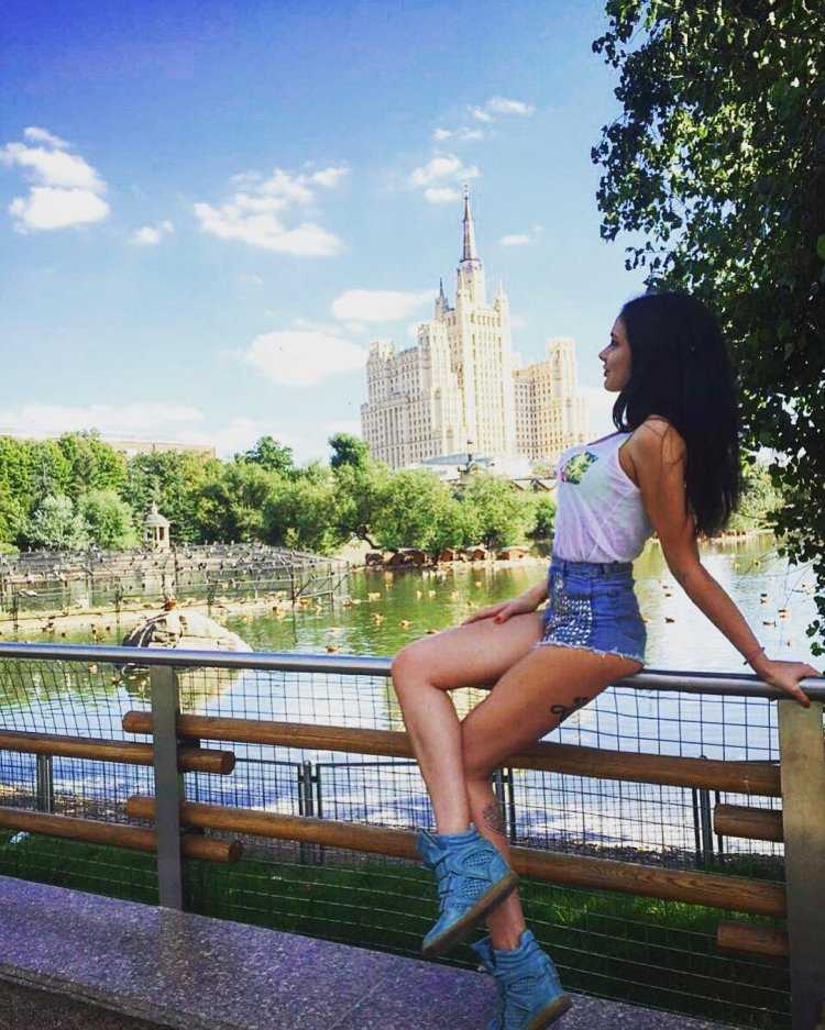 Красивые брюнетки на улице