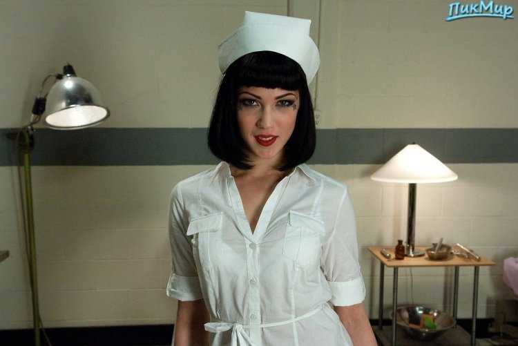 Брюнетка медсестра с большой грудью29