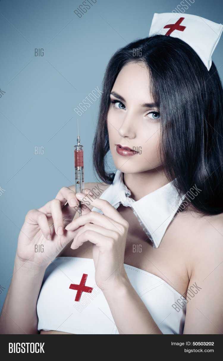 Красивые медсестры с шприцом