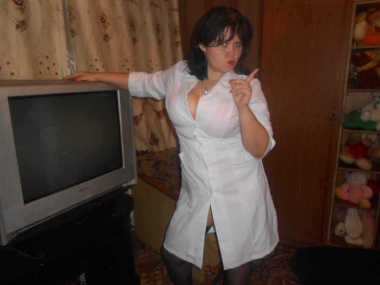 Зрелая медсестра в халате