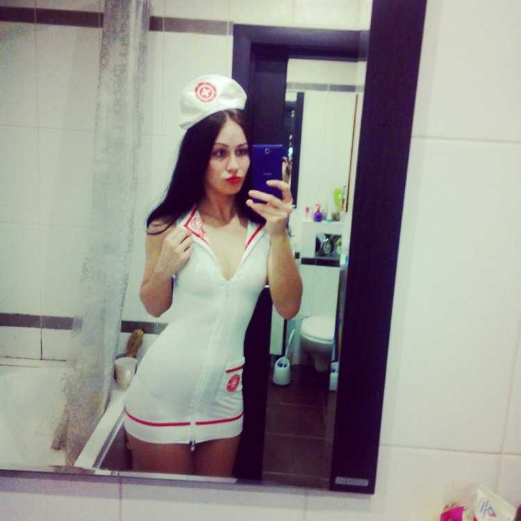 Брюнетка в костюме медсестры