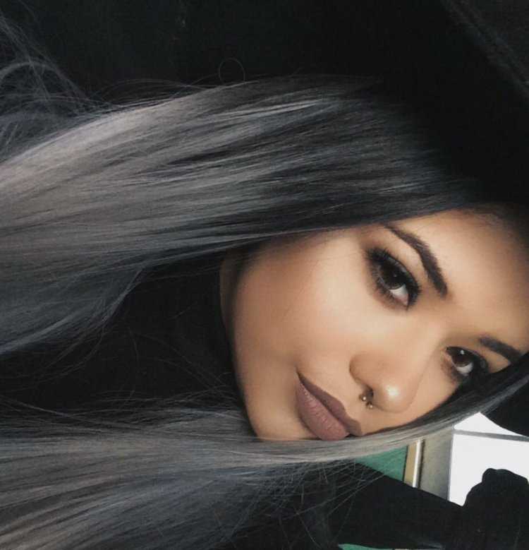 Чёрные волосы с седыми прядями