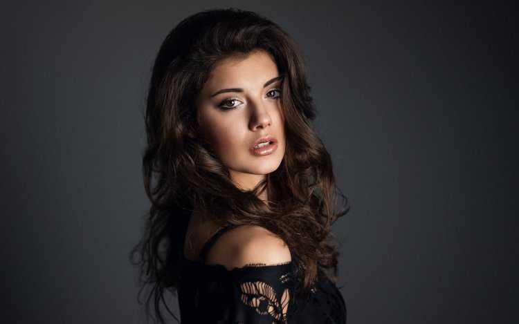 Кареглазая брюнетка