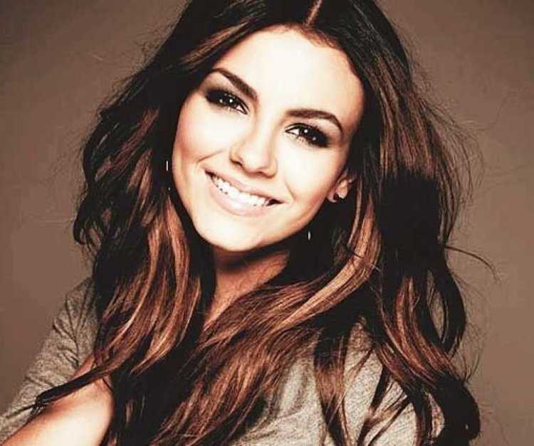 Виктория Джастис мелирование