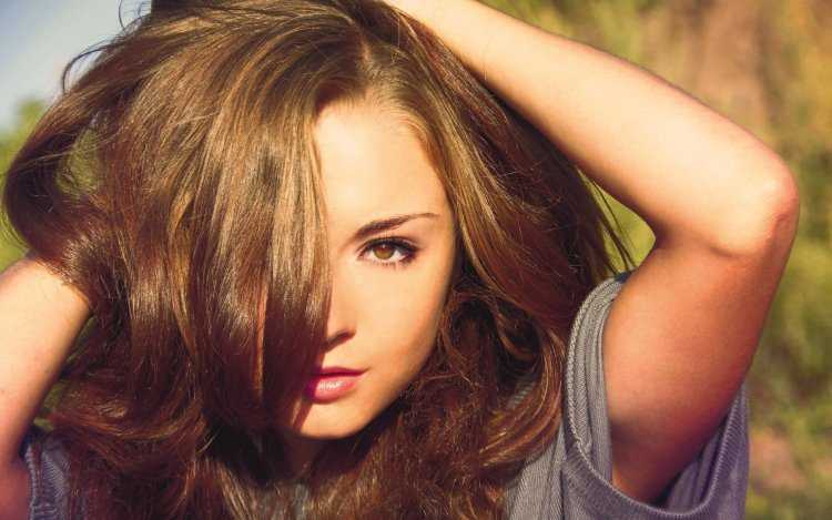 Брюнетка мелированная с карими глазами27