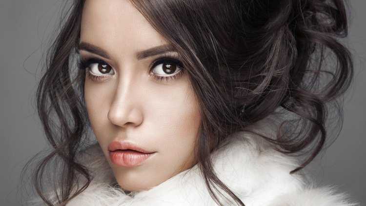 Брюнетка с карими глазами