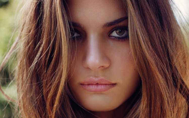 Кареглазая шатенка