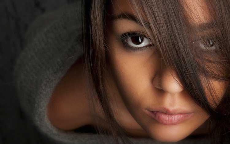 Брюнетка с карими глазами