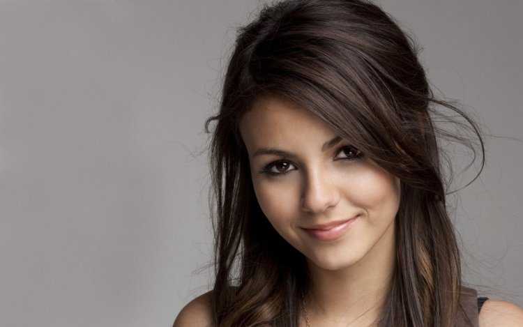 Брюнетка мелированная с карими глазами14