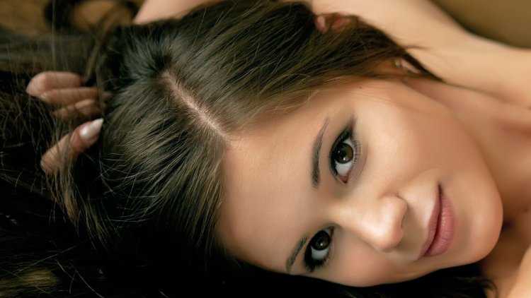 Лица брюнеток с карими глазами