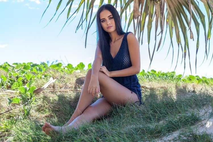 Девушка брюнетка на природе