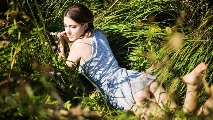 Красивые женщины в лесу