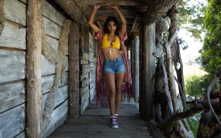 Девушка сидит на перилах