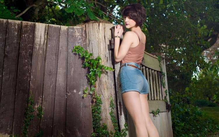 Девушка в шортах на даче