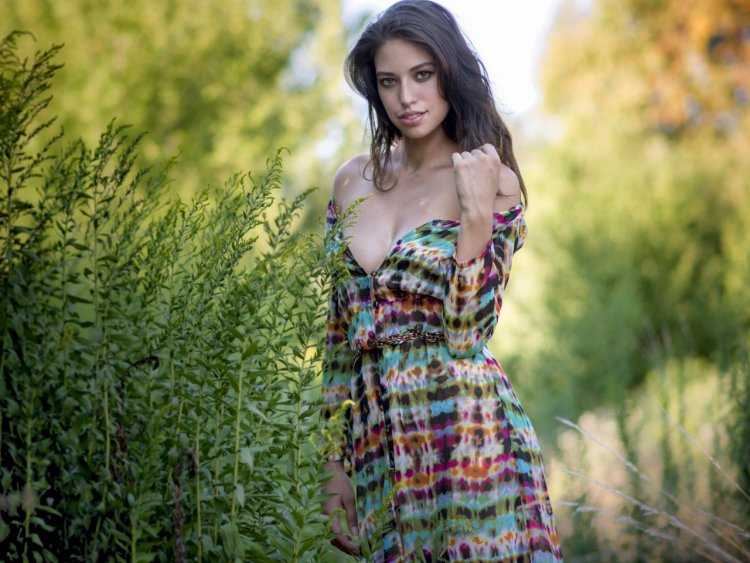 Красивые брюнетки на природе