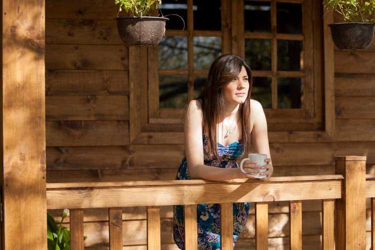 Девушка на веранде