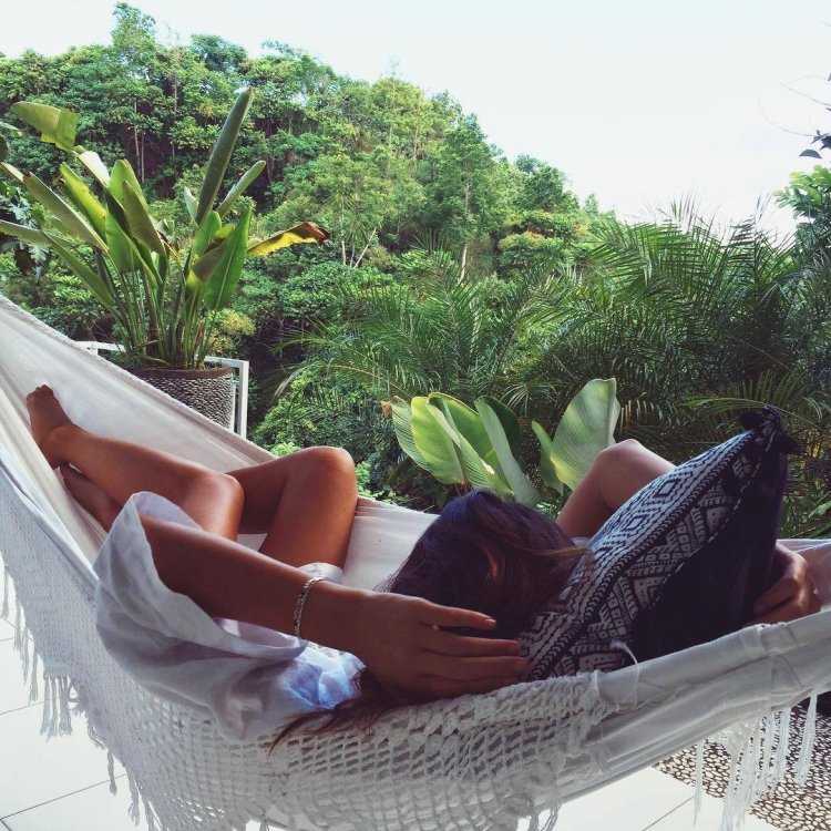 Брюнетка в гамаке