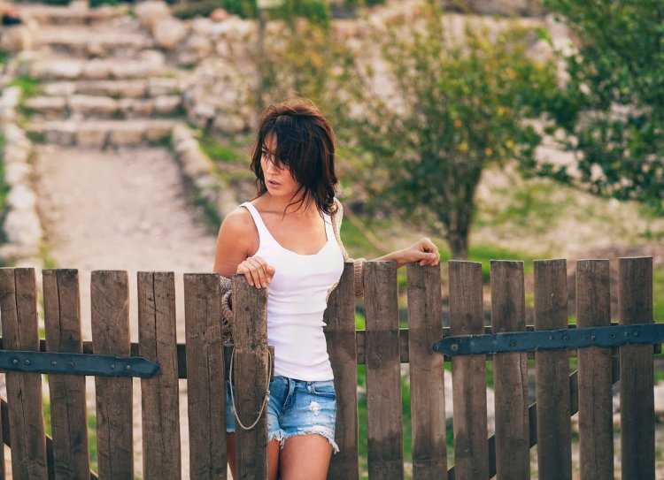 Девушка возле забора
