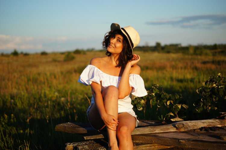 Девушка в шляпе на природе