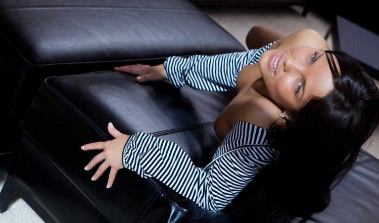 Фотосессия на кожаном диване