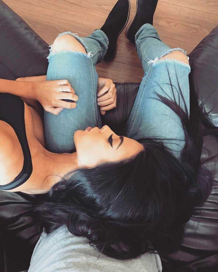 Девушка с черными волосами с парнем