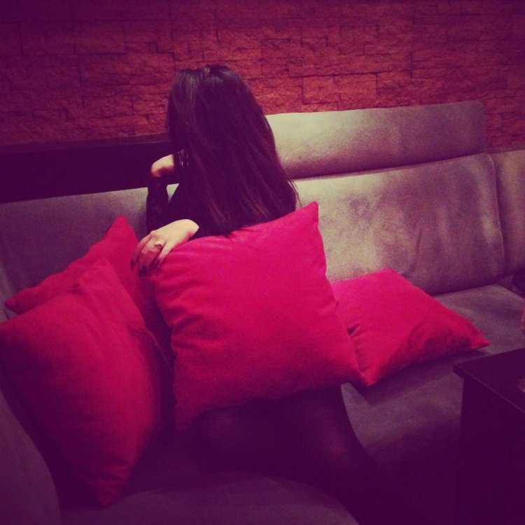 Девушка в кафе без лица брюнетка