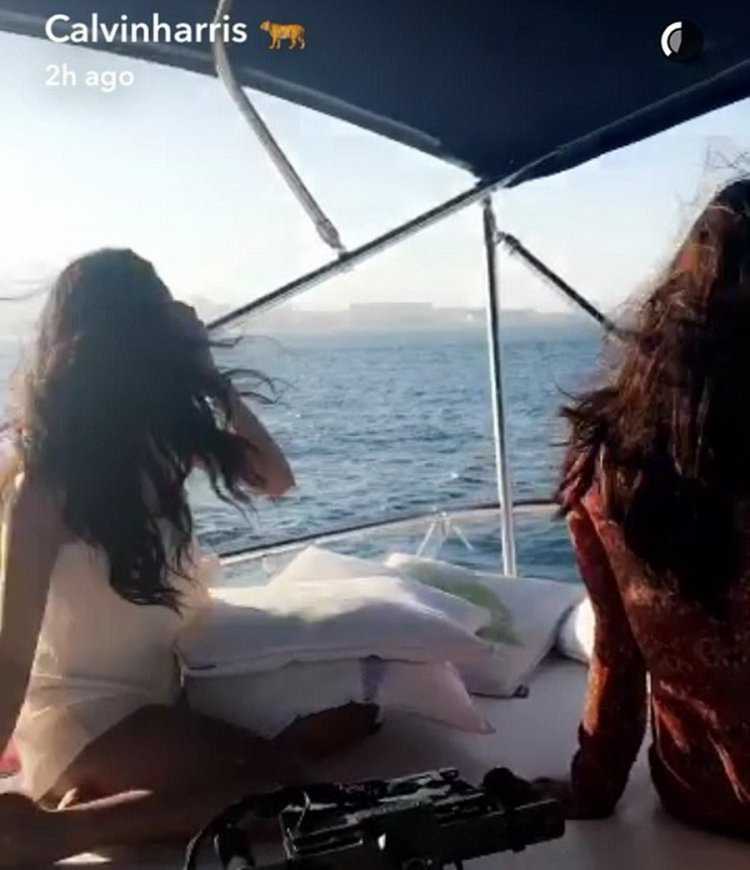 Длинноволосая брюнетка на яхте