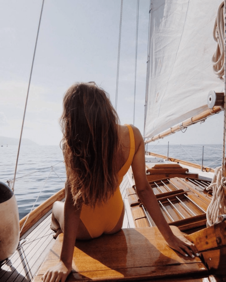 Девушка на паруснике