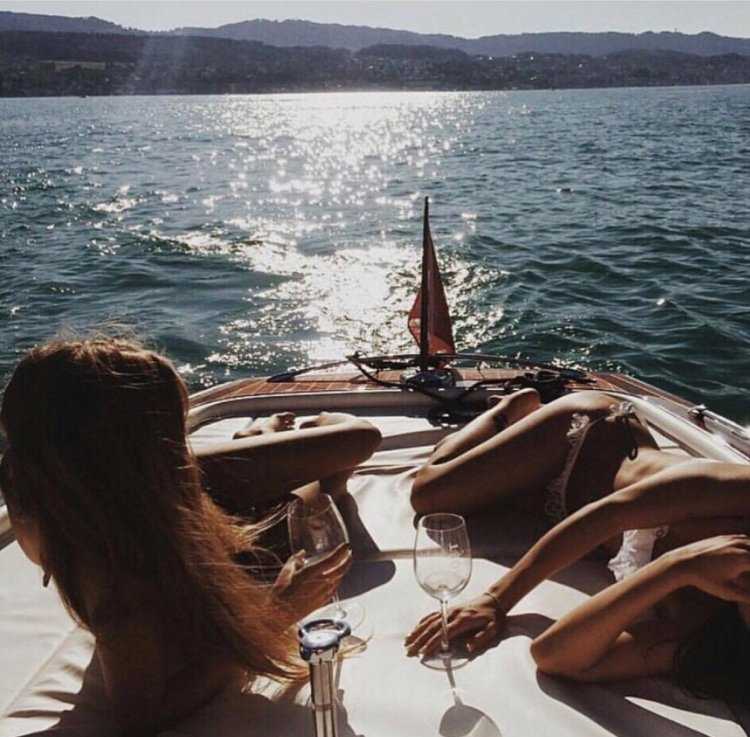 Девушка на яхте со спины