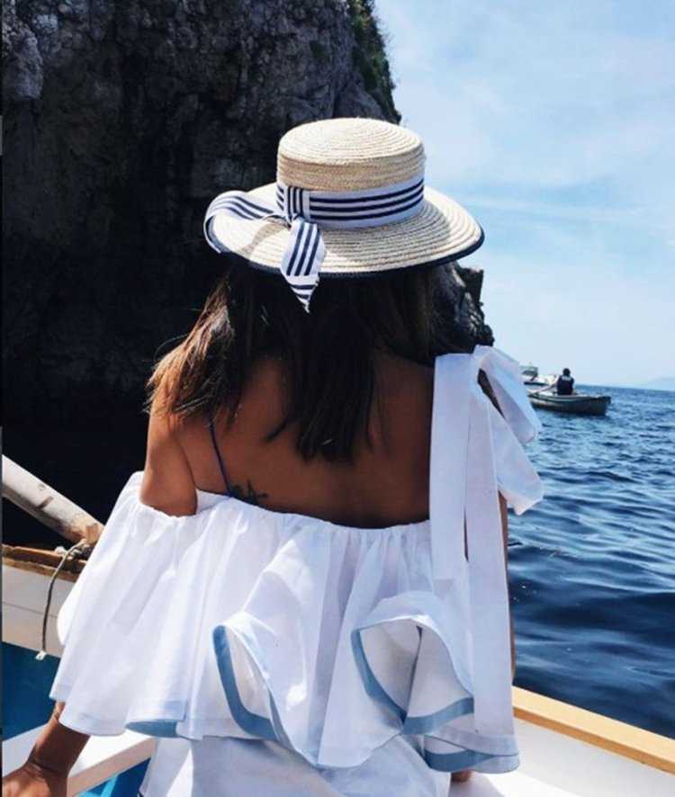 Брюнетка в шляпе на море