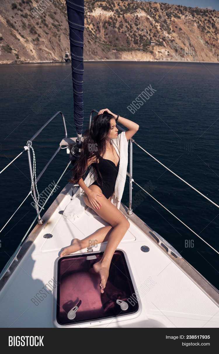 Красивая брюнетка на яхте