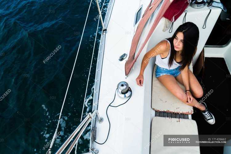 Девушка брюнетка на яхте